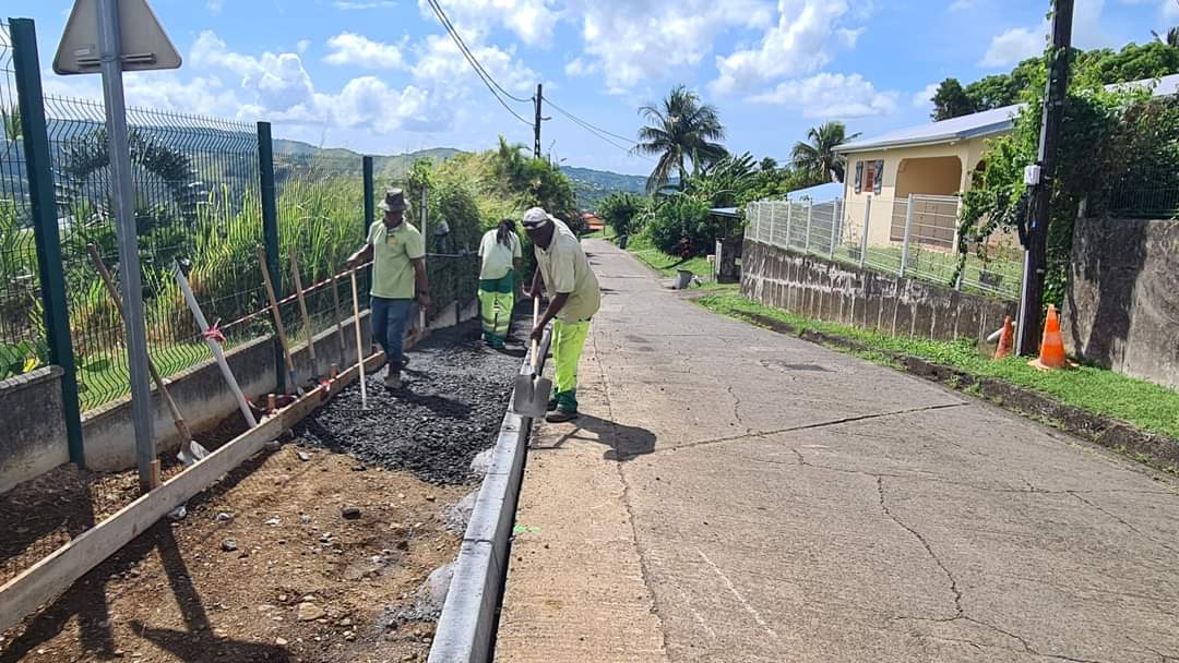 [TRAVAUX]
La Ville poursuit les travaux d'amélioration de ses espaces publics. Une équipe des Services Techniques procède à la réalisation d'un trottoir, aux abords de l'école du Morne Lavaleur.