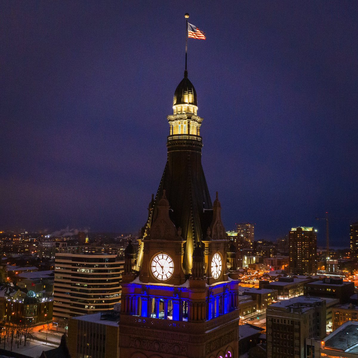 United with Waukesha 💙

At dusk this evening, MKE landmarks will shine blue for <a href="/UnitedWayGMWC/">United Way GMWC</a> United For Waukesha Community Fund, which is providing funds for the families tragically effected by the the Nov. 21 holiday parade. We stand with you, Waukesha 💙
#WaukeshaStrong