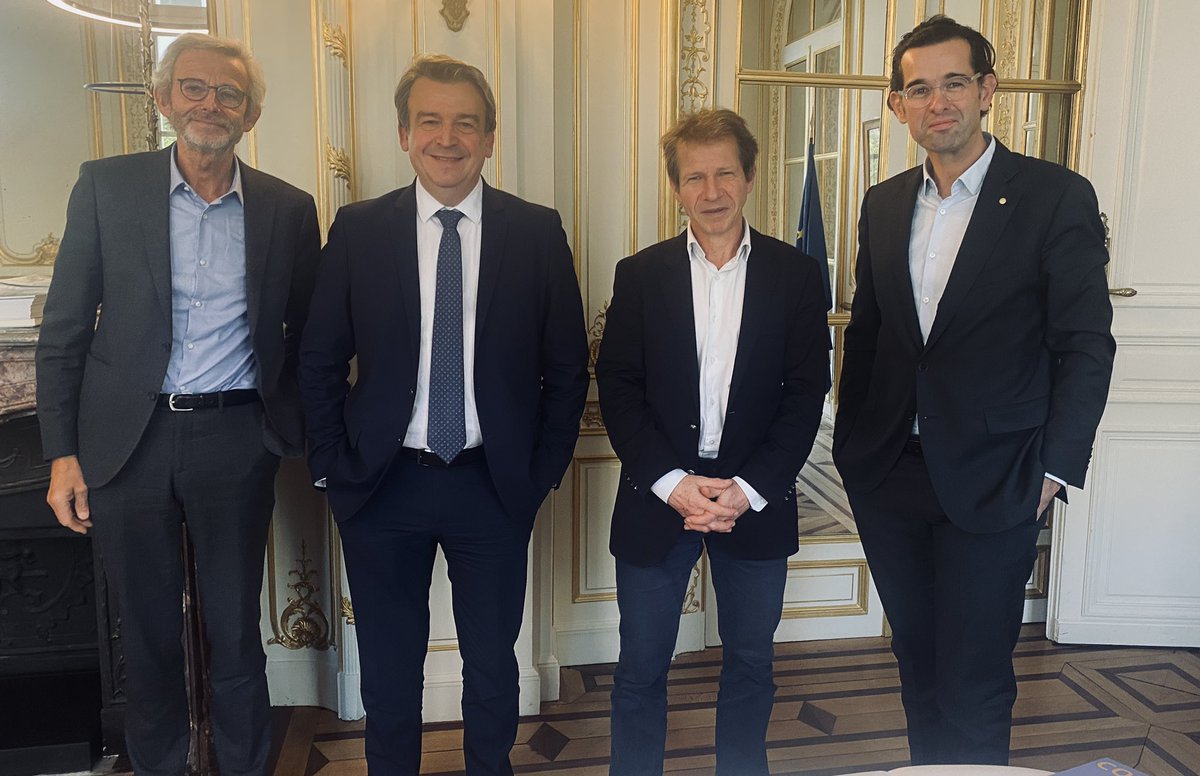 FFBatiment's tweet photo. Échanges constructifs avec @JMJancovici et @theShiftPR0JECT sur la décarbonation du secteur du Bâtiment. La FFB déterminée à anticiper les évolutions indispensables pour la 🌍 #RSE #innovation #logement #renovation https://t.co/xrvUlnakK3