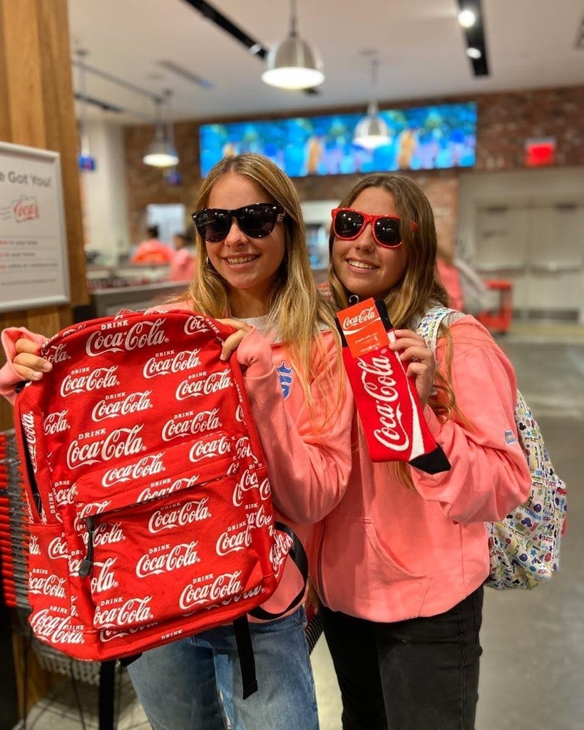 EnjoyQuince's tweet photo. ¿Nos llevamos todo del #CocaColaStore? Confirmado. Nos llevamos todo 🤩🤭 https://t.co/1C2lqRN3tP