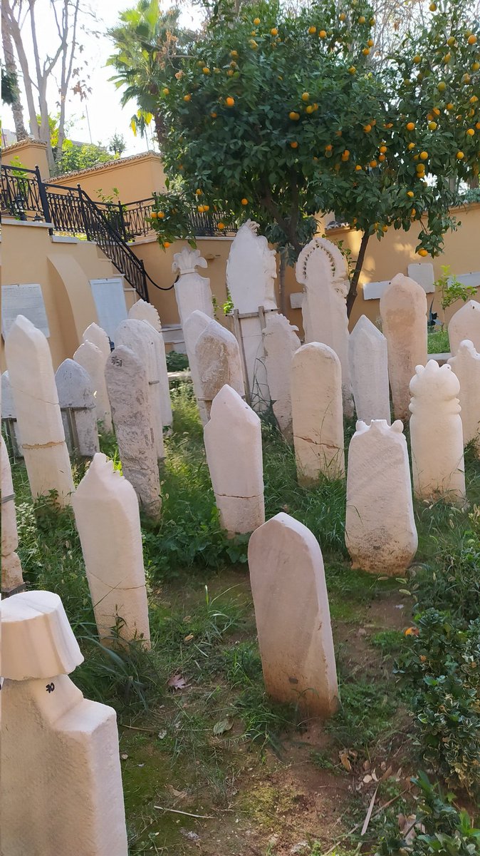 Farklı mezar taşları aynı sonlar