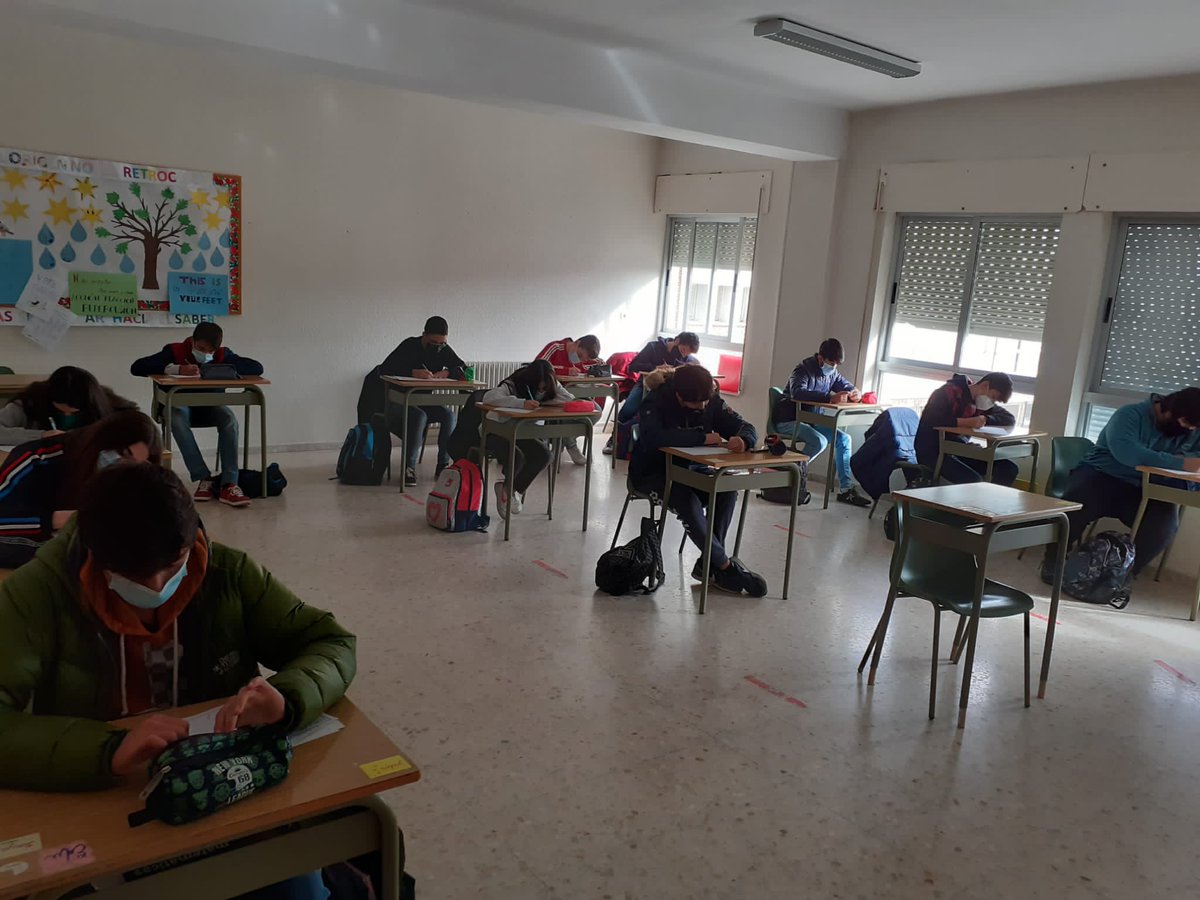 ccvirgenpenabem's tweet photo. Los alumnos/as de 4°ESO @ccvirgenpenabem @FundEducere en el área de Plástica aprenden a gestionar la emoción del miedo a través de un concurso de carteles sobre la violencia de género y la discriminación laboral https://t.co/olWkNAhbbk