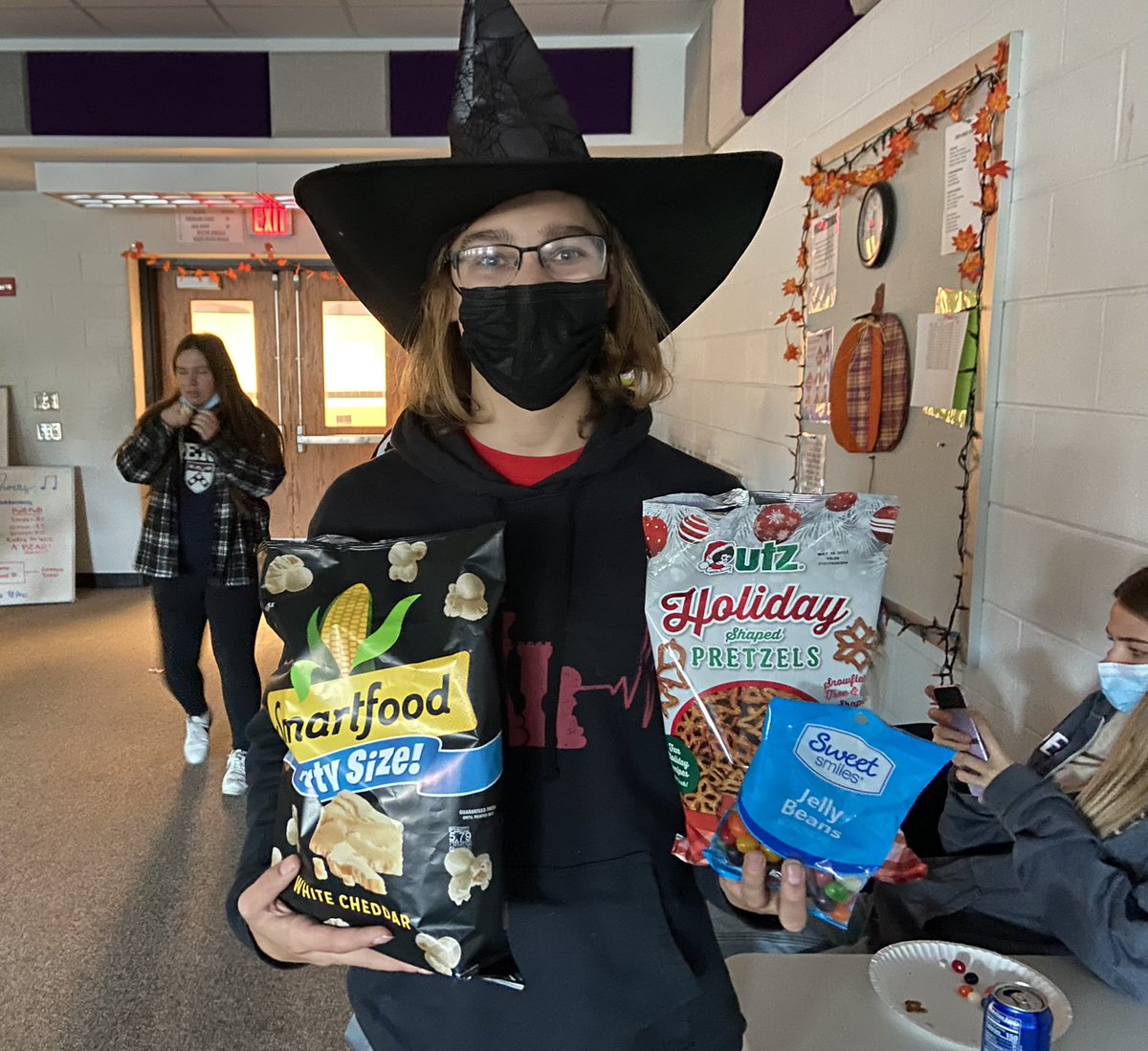 watching peanuts and having their iconic feast!! happy thanksgiving everyone!!🦃