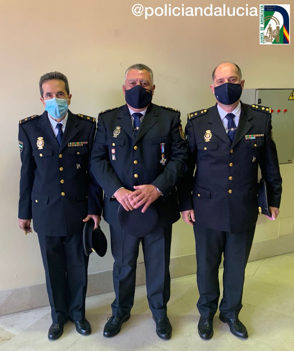 policiandalucia's tweet photo. El Inspector Manuel A. César Arpa, de la #UROM @policiandalucia, condecorado con la medalla al mérito policial, distintivo blanco, de la @PoliciaSevilla de #Sevilla
Enhorabuena!!
📸Acompañado por el Comisario Jefe Unidad, Antonio Burgos y el Jefe Prov. #Sevilla, Antonio Barrera https://t.co/wmPqg82jKe