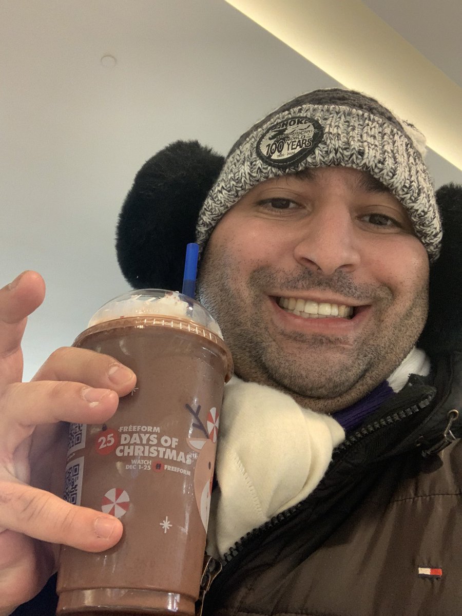airhasiescardo's tweet photo. Yesterday inside @mallofamerica! Happy Thanksgiving 2021! Can’t wait for @25Days of Christmas Celebration by watching @freeform starting on December 1, 2021! #LifeInMinny #SeasonsGreetings #HasiAganistTheWorld https://t.co/4bijW7yi6s