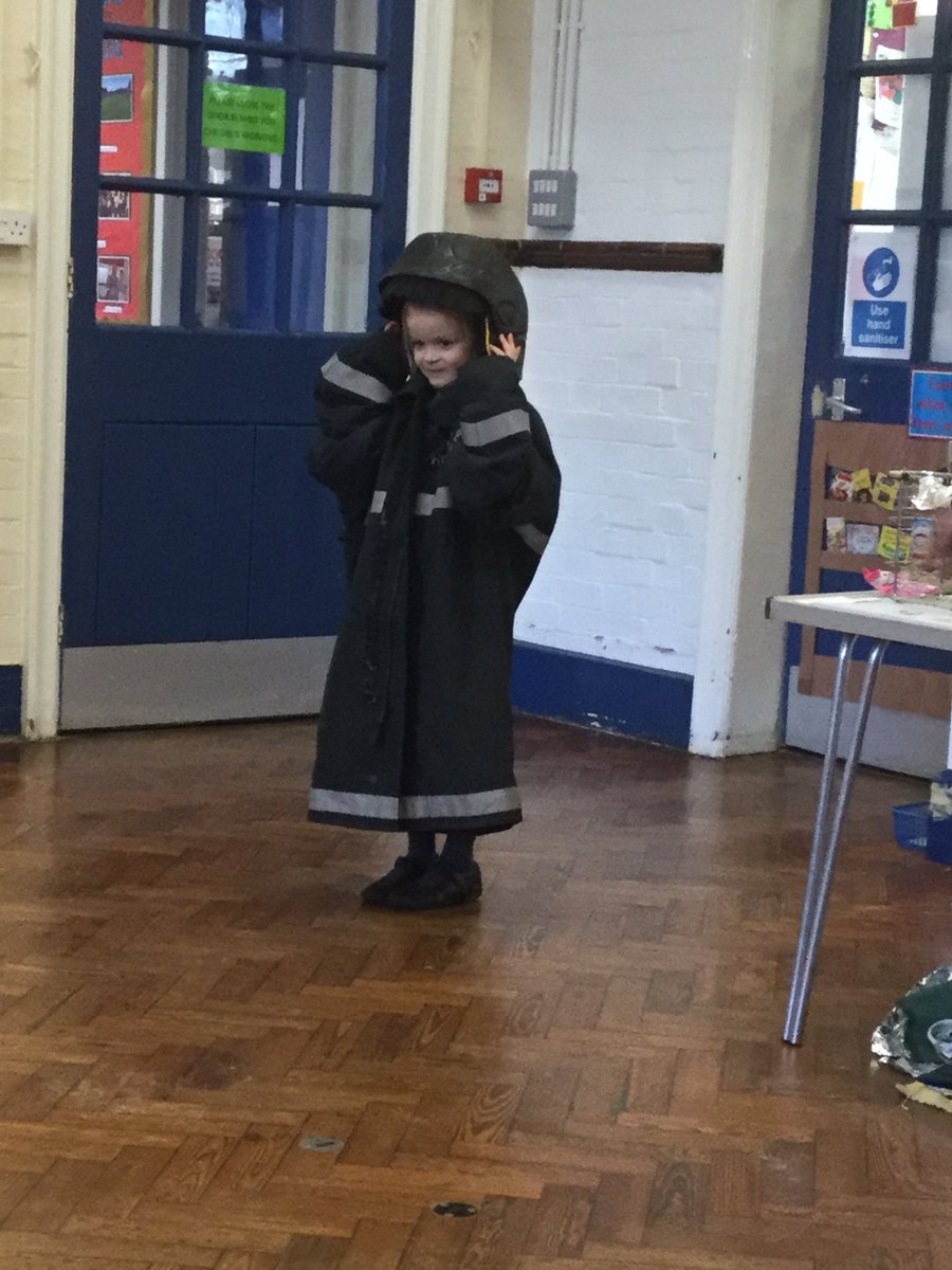 GEPSClass3's tweet photo. We had some super science experiences this afternoon 😃. What a treat it was to have a ‘real’ scientist in school to help us learn about some amazing materials such as nomex and kevlar. https://t.co/GQZ0AoGGfZ