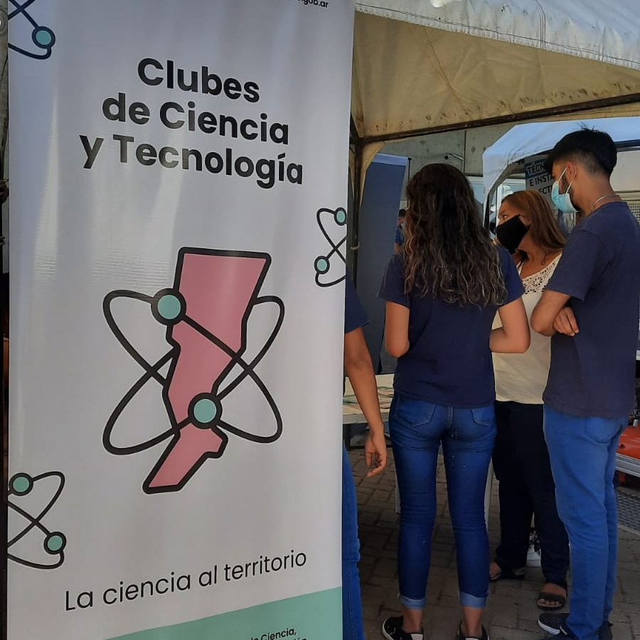CienciaSantaFe's tweet photo. 🔬🏫 #CienciayEducación | Junto al @MinEducacionSFe, participamos de la EXPO de Escuelas Técnicas y Centros de Formación Profesional.
 
📍 La actividad se realizó en el Acuario del Río Paraná, donde cada escuela técnica presentó el proyecto en el cual están trabajando. https://t.co/2GdiVF9Sse