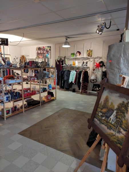 In een paar dagen een complete kringloopwinkel ingericht in winkelcentrum Zwolle Zuid. <a href="/zwollezuidnws/">ZwolleZuidNieuws.nl</a> <a href="/ZuidBest/">Zwolle Zuid</a> #Popup <a href="/fijndatjekomt/">Kringloopwinkel Red een Kind Zwolle</a> <a href="/kringloopwinkel/">De Kring Reeuwijk</a>. Op de hoek, bij de parkeerplaats tegenover de Wibra. Open vanaf Woensdag 24 november.