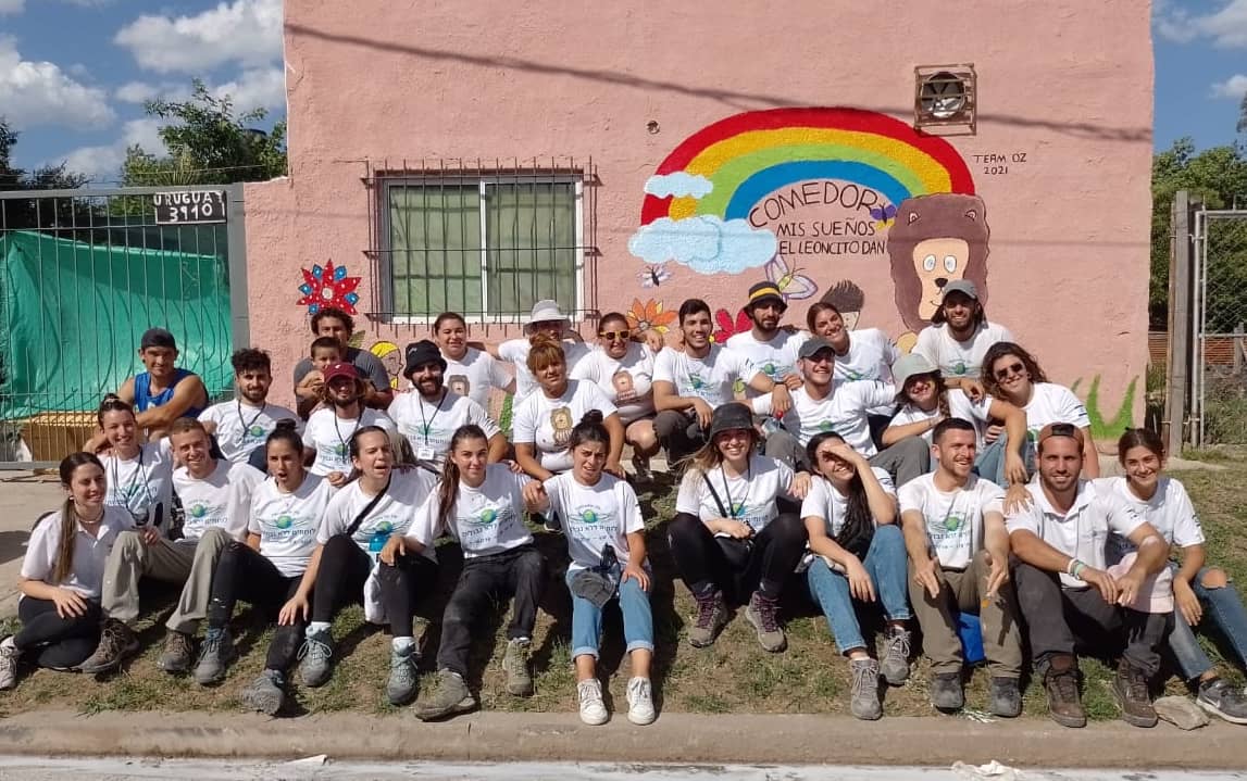 LeoncitoDan's tweet photo. ➡️Los #mochileros llegaron al #comedormissueñoselleoncitodan y aunq algunos hablaban muy poco castellano enseguida crearon un vínculo con nuestros leoncitos que ni el calor ni las horas pudieron distraer👫🏻
2 días de juegos construcción arte y amor❤️
nos abrazaron con su magia🦋💫 https://t.co/vCmt3V0dVt