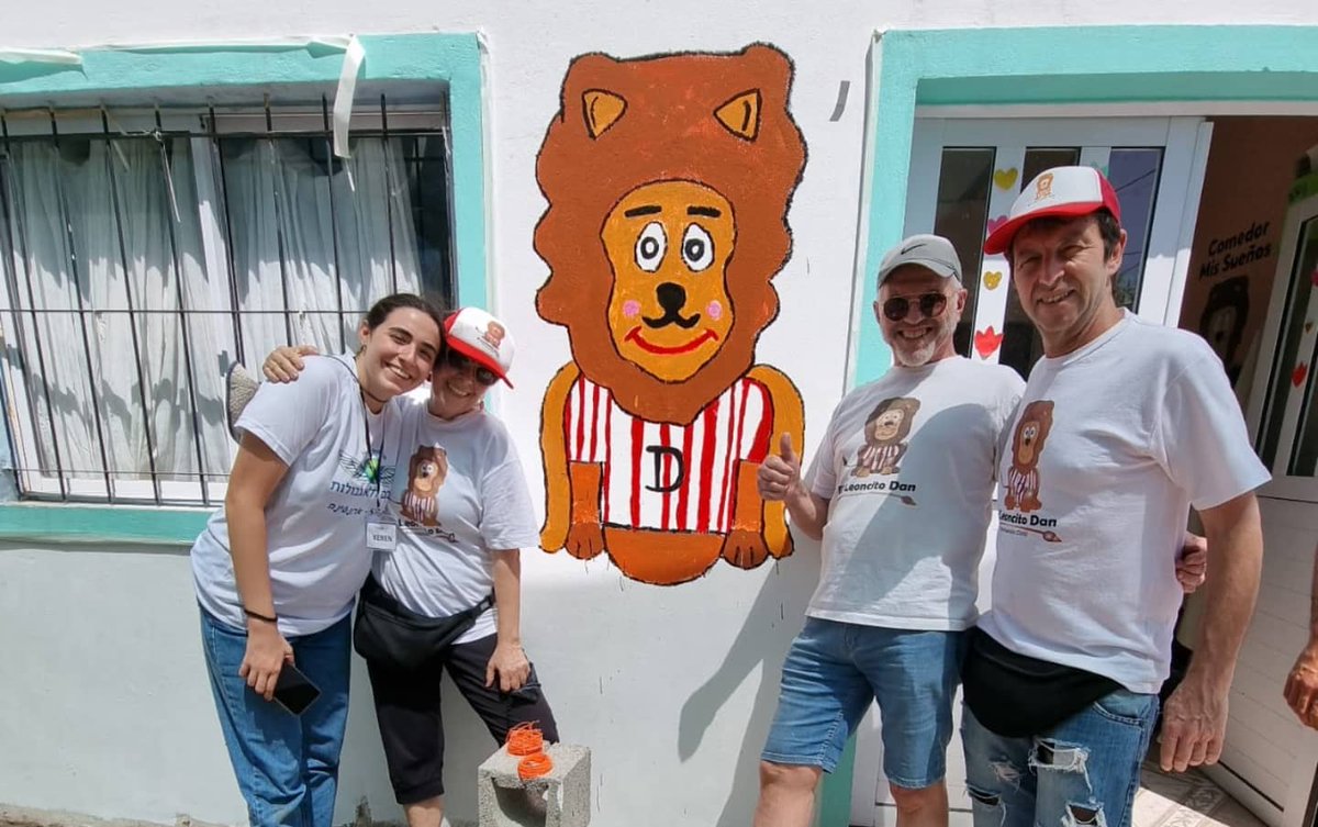 LeoncitoDan's tweet photo. ➡️Los #mochileros llegaron al #comedormissueñoselleoncitodan y aunq algunos hablaban muy poco castellano enseguida crearon un vínculo con nuestros leoncitos que ni el calor ni las horas pudieron distraer👫🏻
2 días de juegos construcción arte y amor❤️
nos abrazaron con su magia🦋💫 https://t.co/vCmt3V0dVt