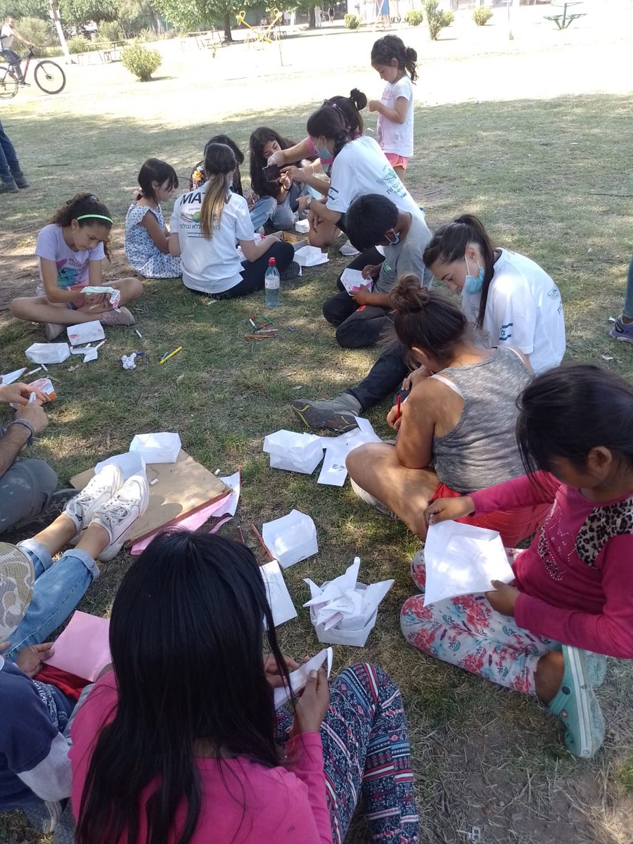 ➡️Los #mochileros llegaron al #comedormissueñoselleoncitodan y aunq algunos hablaban muy poco castellano enseguida crearon un vínculo con nuestros leoncitos que ni el calor ni las horas pudieron distraer👫🏻
2 días de juegos construcción arte y amor❤️
nos abrazaron con su magia🦋💫