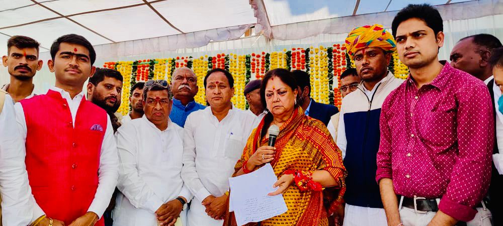 pushkartelibjp's tweet image. आज लसाड़िया में भाजपा की राष्ट्रीय उपाध्यक्ष एवं पूर्व मुख्यमंत्री आदरणीया @VasundharaBJP जी के द्वारा स्वर्गीय विधायक गौतम लाल जी मीणा के शोकाभिव्यक्ति एवं श्रद्दांजलि सभा कार्यक्रम में उपस्थित रहा ।
@Klmeenabjp