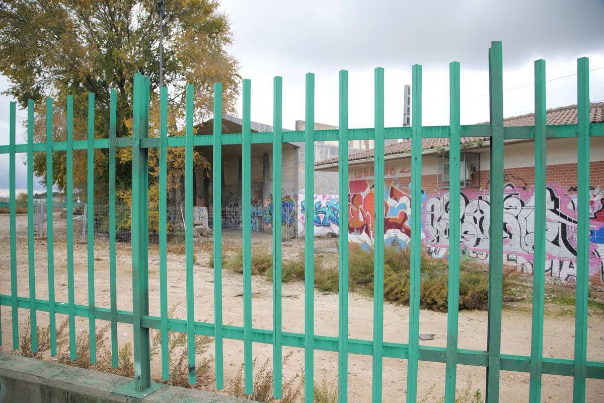 ‼️ Los #PGE2022 abandonan a los madrileños, pero nosotros #DefendemosMadrid

👉 <a href="/begonavillacis/">Begoña Villacís</a>, @MarianoFuentesS y <a href="/MCasariegoCor/">Martín Casariego</a> acuden al antiguo Apeadero de O'Donnell, en Rejas, donde solicitamos vía enmienda la construcción de una estación de Cercanías