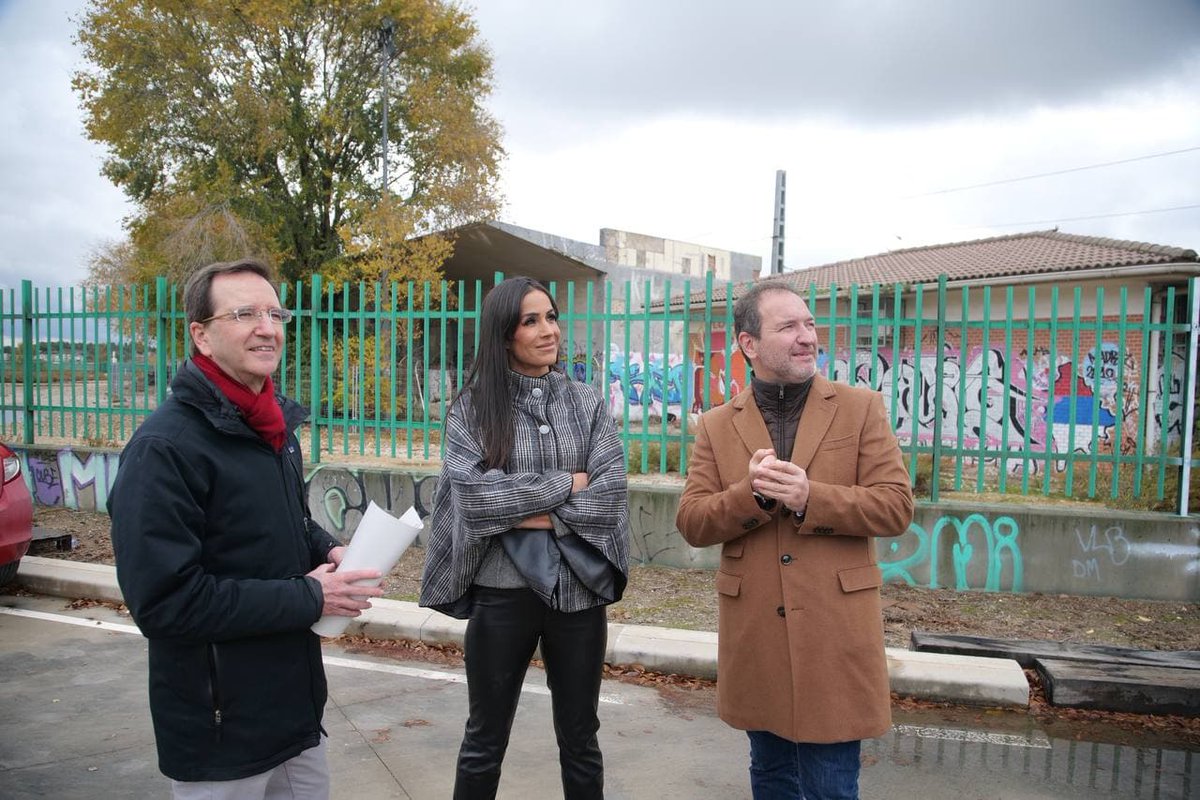 CsMadridCiudad's tweet photo. ‼️ Los #PGE2022 abandonan a los madrileños, pero nosotros #DefendemosMadrid

👉 @begonavillacis, @MarianoFuentesS y @MCasariegoCor acuden al antiguo Apeadero de O'Donnell, en Rejas, donde solicitamos vía enmienda la construcción de una estación de Cercanías https://t.co/u6dHOrmn5R