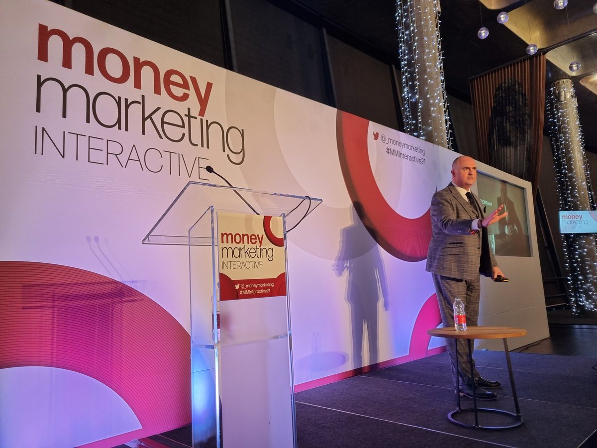 KateyPigden's tweet photo. Last but no means least is @GeoffRamm with the closing presentation about Celebrity Service. I saw him many years ago and his presentation stayed with me. I just had to invite him along today #MMInteractive21 @_moneymarketing https://t.co/McUC2uSHn4