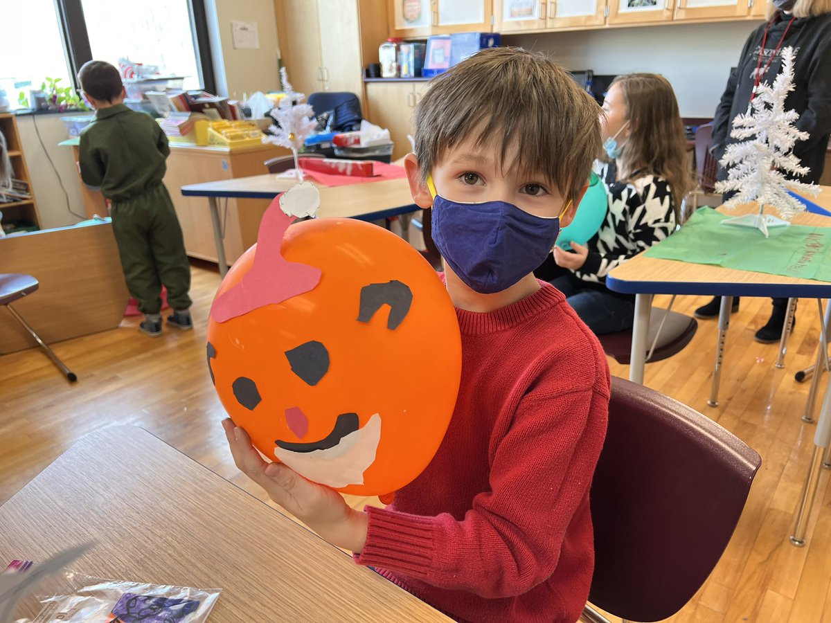 ECSD_Schools's tweet photo. 🎈🦃 Balloons Over Broadway – and the halls of Fassett Elementary!

Everyone’s a New Yorker on Thanksgiving Day, when young and old watch the @Macys #Thanksgiving Day Parade! Second graders read #Balloons over Broadway and made their own to parade in the halls! #GoExpress https://t.co/du7IJ5HBAD