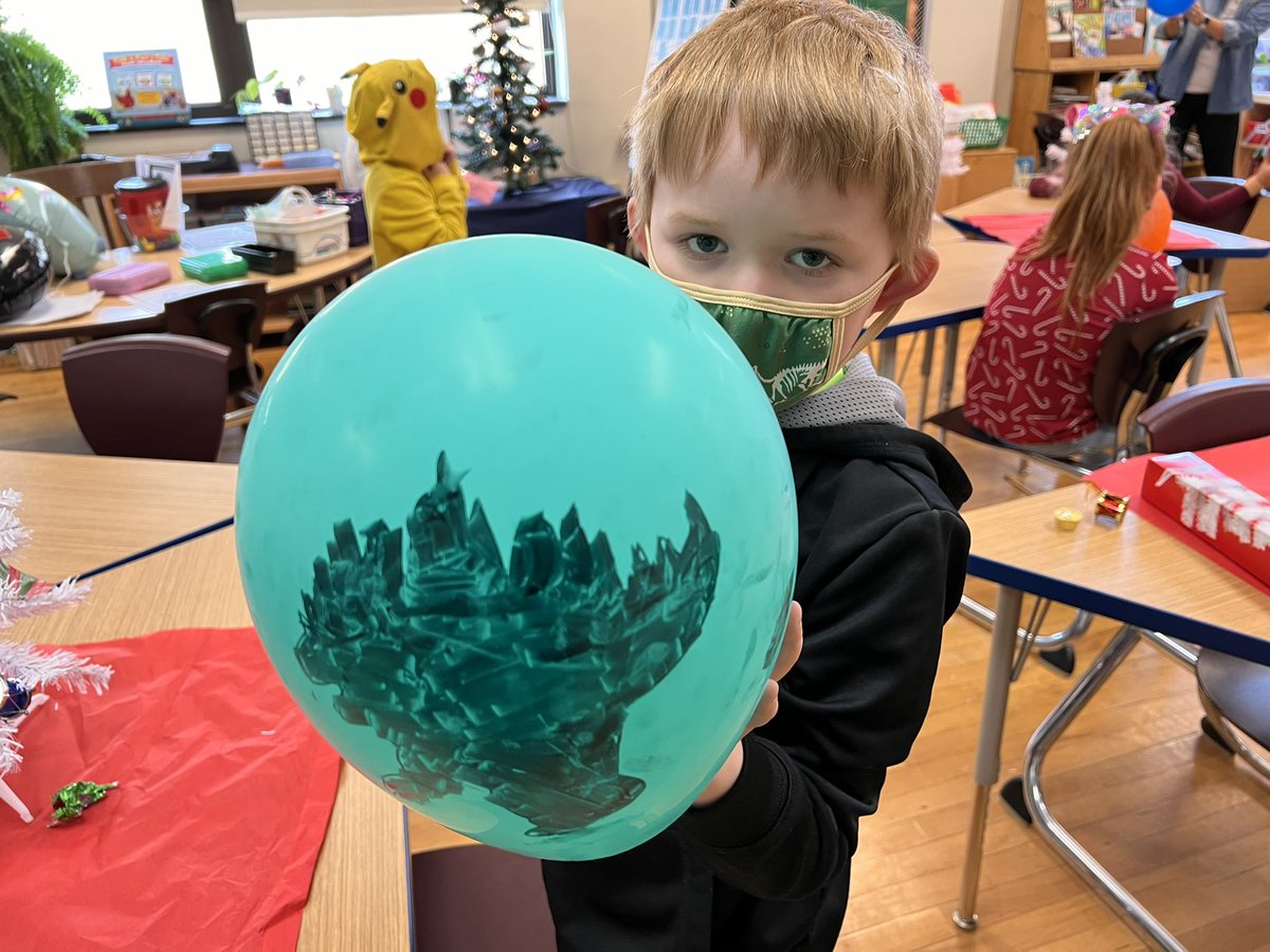 ECSD_Schools's tweet photo. 🎈🦃 Balloons Over Broadway – and the halls of Fassett Elementary!

Everyone’s a New Yorker on Thanksgiving Day, when young and old watch the @Macys #Thanksgiving Day Parade! Second graders read #Balloons over Broadway and made their own to parade in the halls! #GoExpress https://t.co/du7IJ5HBAD