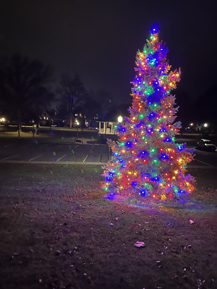 AndoverGIS's tweet photo. Great Job #AndoverDPW on the lights this year! https://t.co/sTtIUF3Hyi