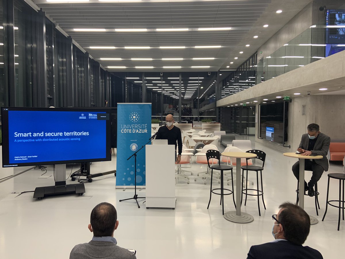 sebbar_diana's tweet photo. Démarrage de l’afterwork @3IAcotedazur #AI &amp; Smart and secure territories @imredd_uca  🚀 Présentation du programme scientifique de l’institut &amp; échanges et networking avec les entreprises partenaires. https://t.co/dD2U1DGPei
