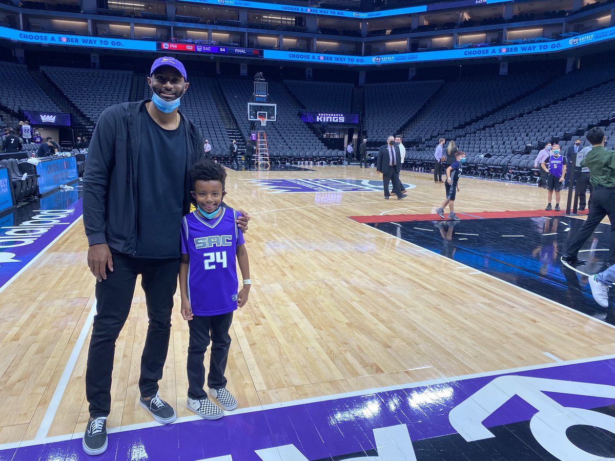 coach_johnp's tweet photo. Still enjoying my awesome Kings package from my wife. Chris and I had a great time last night ❤️
•
#sacramento #sacramentokings #goldenonecenter #downtownsacramento #fatherandson #goodtimes #blackboyjoy #blacklovepage #louisianastrong #vansoffthewall https://t.co/he2UTyhiEk