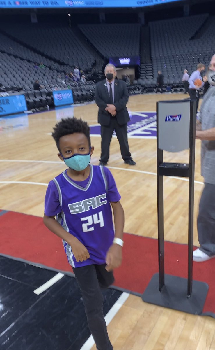 coach_johnp's tweet photo. Still enjoying my awesome Kings package from my wife. Chris and I had a great time last night ❤️
•
#sacramento #sacramentokings #goldenonecenter #downtownsacramento #fatherandson #goodtimes #blackboyjoy #blacklovepage #louisianastrong #vansoffthewall https://t.co/he2UTyhiEk