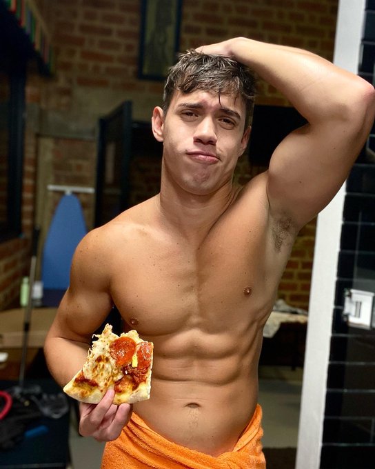 Watch Oliver Hunt's leaked NSFW photo on TwXstars
