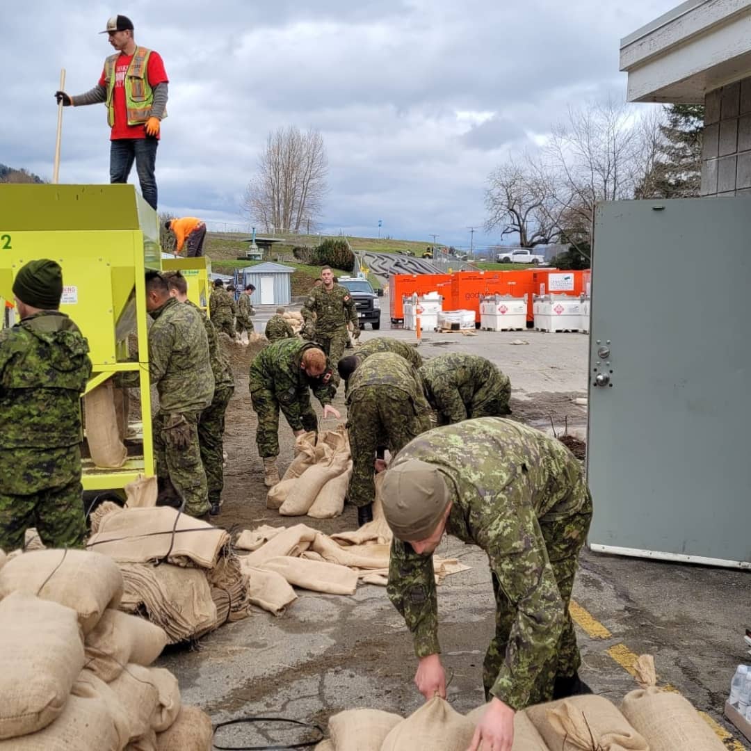 Army_Comd_Armee's tweet photo. #BZ à tous les soldats qui participent actuellement à l’#OpLENTUS, y compris des membres du Lord Strathcona’s Horse (Royal Canadians), qui travaillent à la protection de la station de pompage de Barrowtown en C.-B. https://t.co/FXX7rsXop6