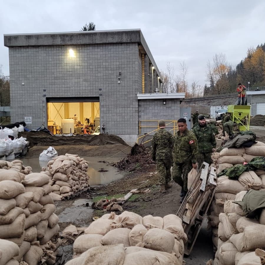 Army_Comd_Armee's tweet photo. #BZ à tous les soldats qui participent actuellement à l’#OpLENTUS, y compris des membres du Lord Strathcona’s Horse (Royal Canadians), qui travaillent à la protection de la station de pompage de Barrowtown en C.-B. https://t.co/FXX7rsXop6