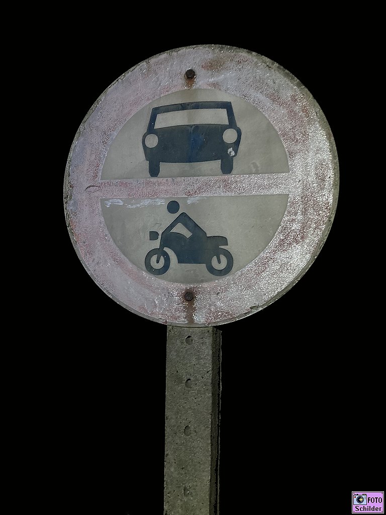 Verkehrsschild's tweet photo. #DDR- Verkehrsschild aus »#Plaste« mit immer noch reflektierendem #Aufkleber. Auf einem #authentischen #Betonpfahl, #heute noch und #seinerzeit auch.
#Bedeutung #damals: #Fahrverbot❗️ für alle❗️#Kraftfahrzeuge (Bild 205). https://t.co/3VOeB2JdDy
