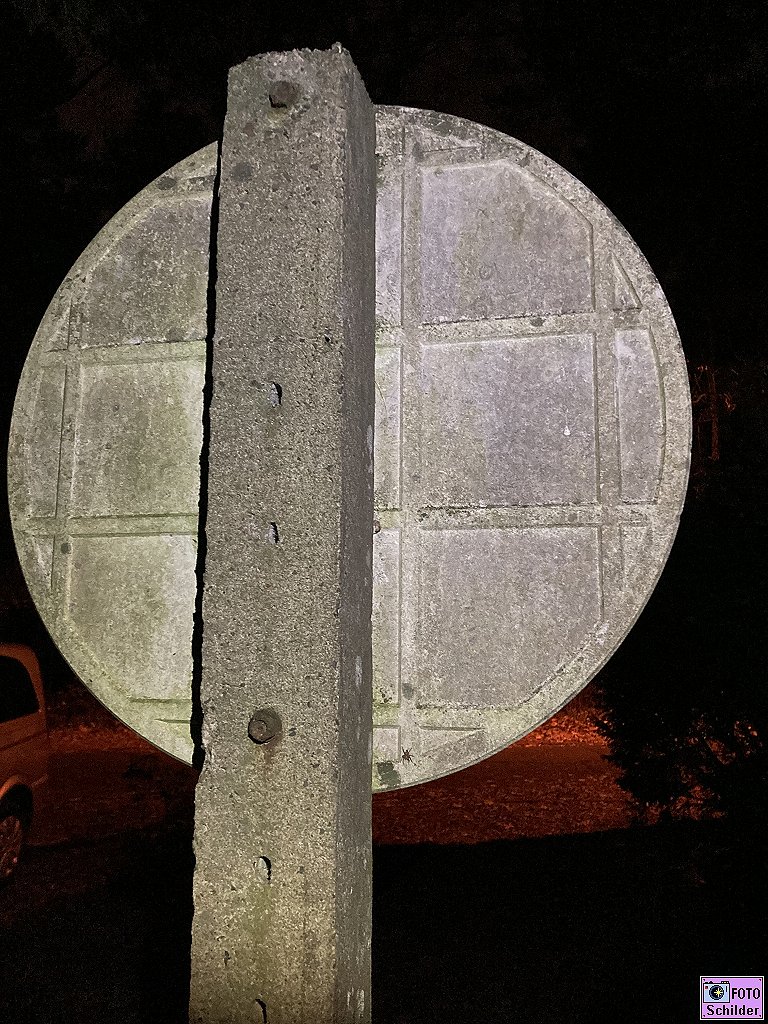 Verkehrsschild's tweet photo. #DDR- Verkehrsschild aus »#Plaste« mit immer noch reflektierendem #Aufkleber. Auf einem #authentischen #Betonpfahl, #heute noch und #seinerzeit auch.
#Bedeutung #damals: #Fahrverbot❗️ für alle❗️#Kraftfahrzeuge (Bild 205). https://t.co/3VOeB2JdDy