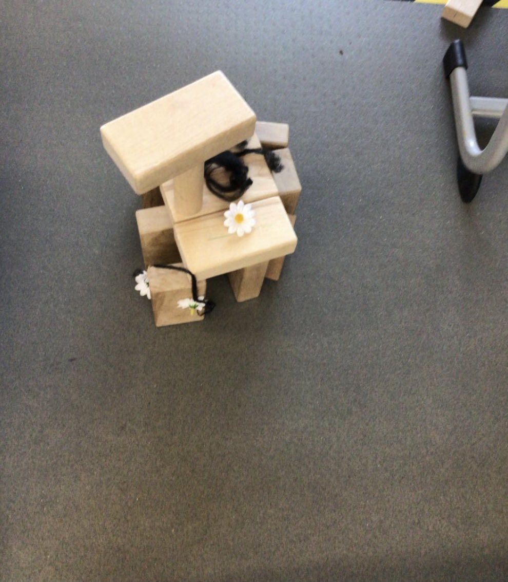 deirdre_grogan's tweet photo. Reflecting on this week so far! 

1. Staff working hard to develop play pedagogy P1
2. Importance of sharing &amp; supporting developments
3. Reflecting on chn as leaders 
4 Planning time to watch the chn’s play
5. Chn as designers and co-researchers 

Photos from @MissConnelly10 https://t.co/Jq37RsX32L
