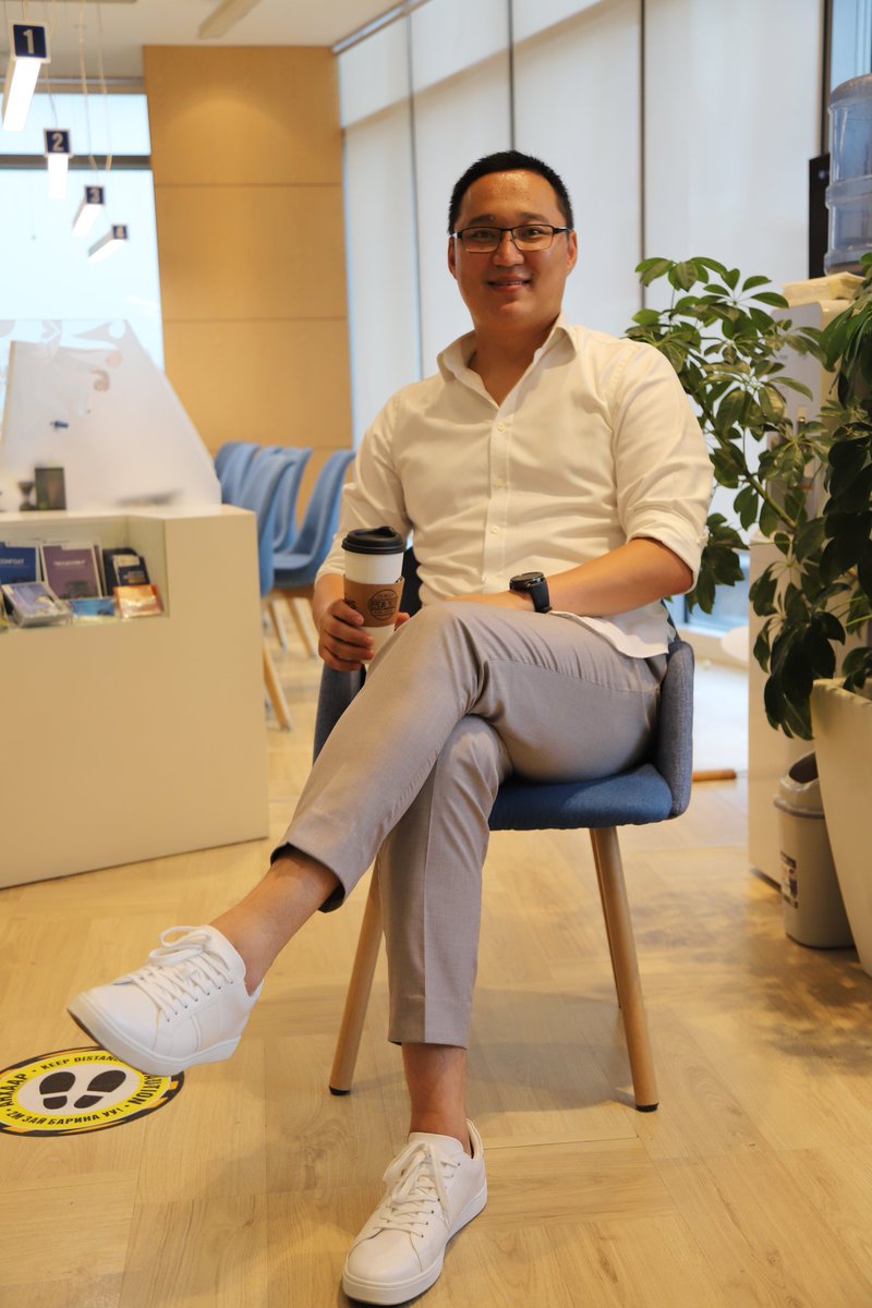 Хамт олонтойгоо кофе уунгаа ярилцаж байсан юм. Хэдэн дагагч фав нэмэгдвэл сайхан л байна.