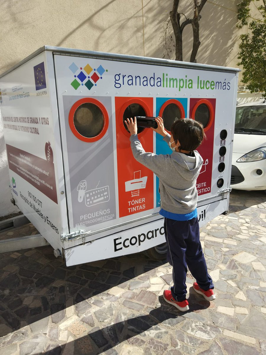 Como todos los años y para concienciar al alumnado sobre el reciclaje , nos visita el “eco parque móvil “ . Aprendemos donde tirar los diferentes residuos para evitar contaminar el planeta 🌍 #Inagra #ecoparque