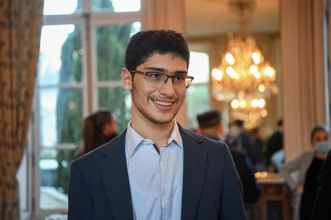 Alireza Firouzja received his French naturalization Certificate