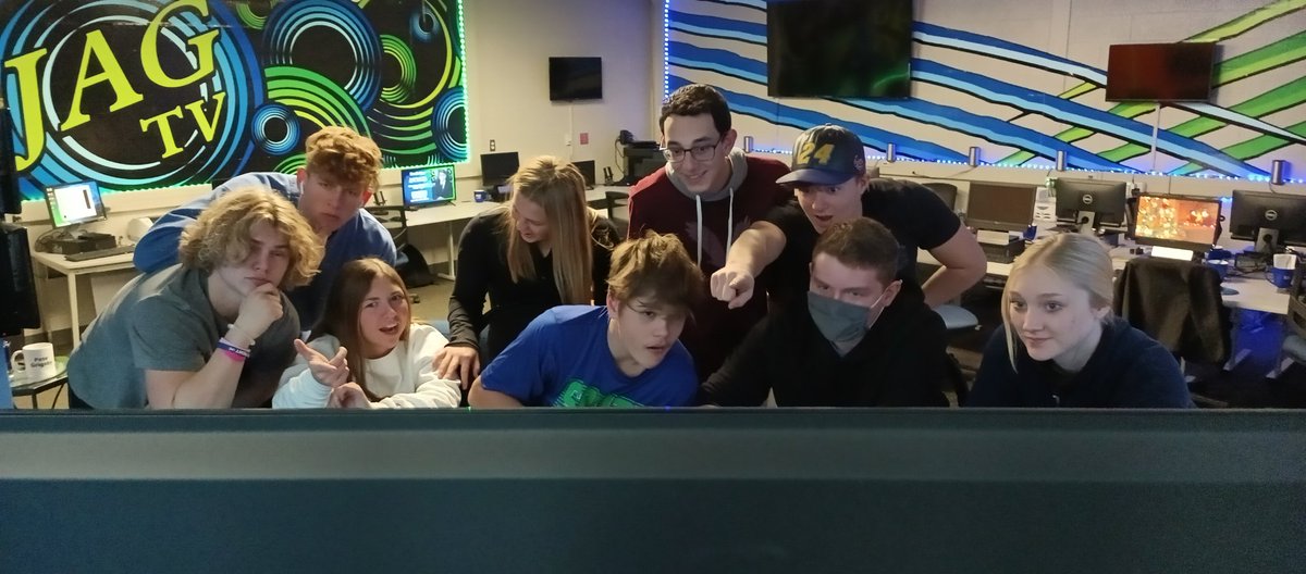 JagTVNews's tweet photo. Jag TV's Advanced Video Production Class editing a group short film. @BSSDnews @bssjaguars https://t.co/RwEuIk384b