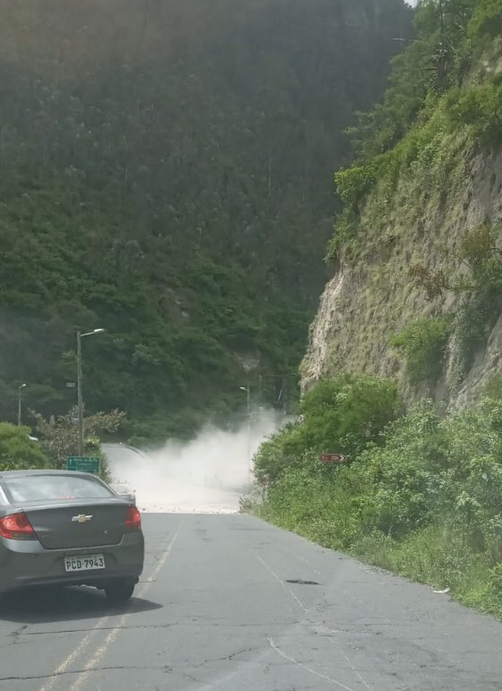 pao_reyn4's tweet photo. Lo que no vemos los que pasamos encerrados en las oficinas #TemblorUIO https://t.co/M0SssCcnqy