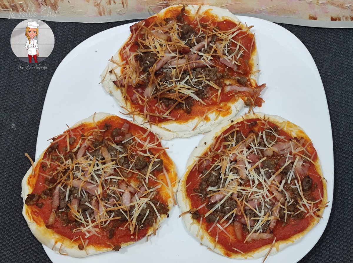 Unas ricas mini-pizzas. Deliciosas y no muy díficil de hacer aunque dominar la técnica no es sen