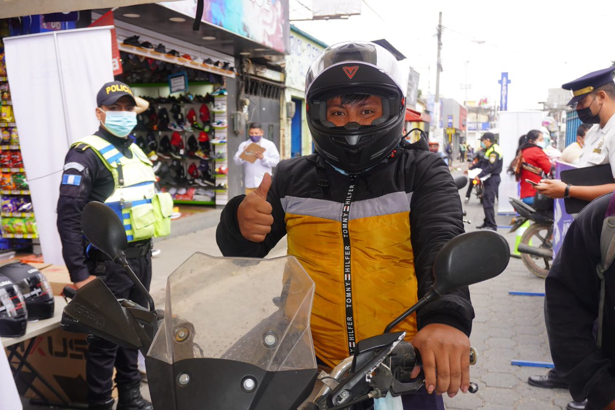 DTransitoPNC's tweet photo. Motoristas de Chimaltenango reciben cascos. Como parte de la campaña #MotoristaResponsable los conductores que no portan casco o este está muy dañado, recibieron uno nuevo proporcionado por la Asociación de Importadores de Motocicletas de Guatemala. https://t.co/AOXxCntfry