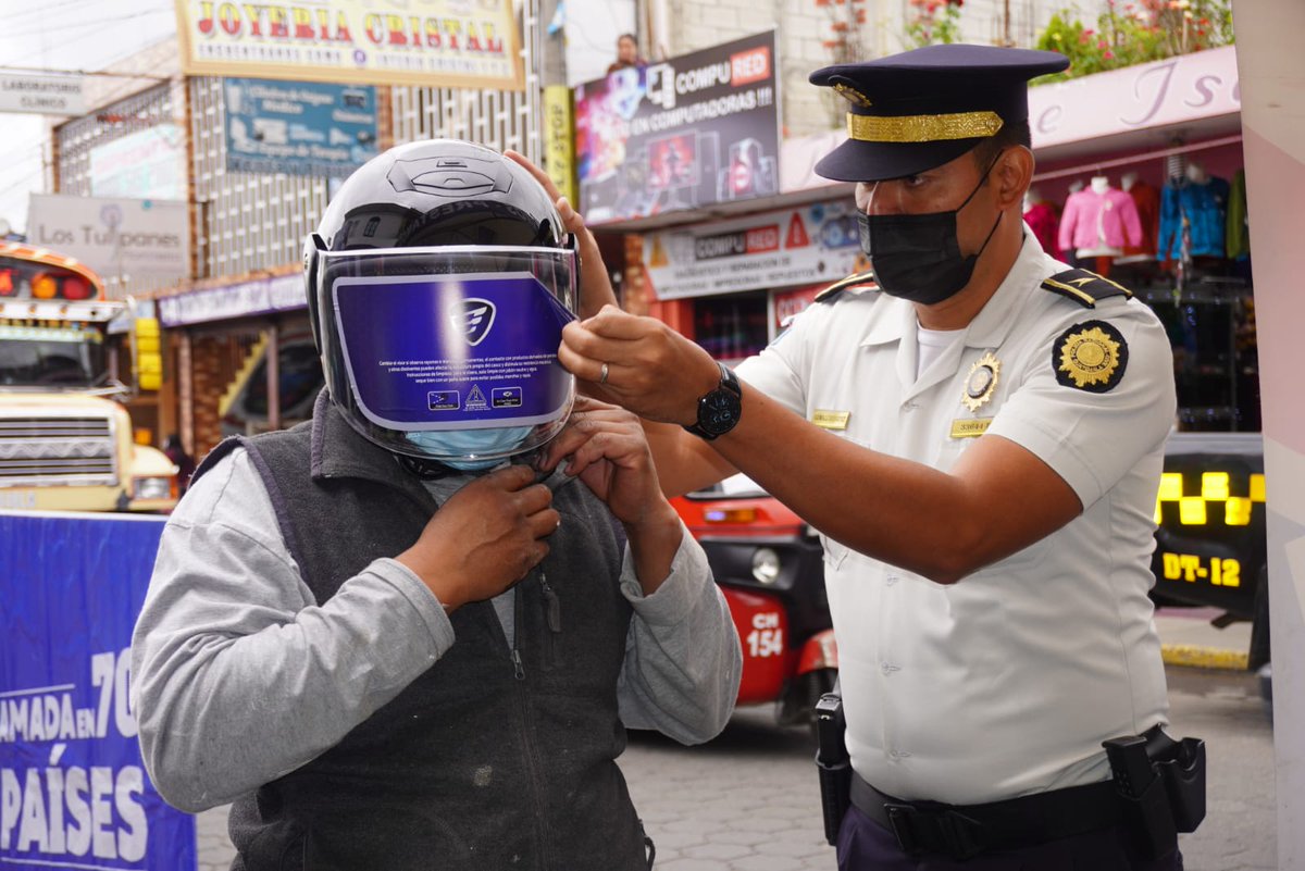 DTransitoPNC's tweet photo. Motoristas de Chimaltenango reciben cascos. Como parte de la campaña #MotoristaResponsable los conductores que no portan casco o este está muy dañado, recibieron uno nuevo proporcionado por la Asociación de Importadores de Motocicletas de Guatemala. https://t.co/AOXxCntfry
