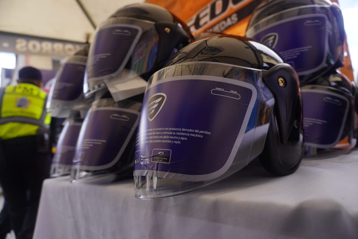 DTransitoPNC's tweet photo. Motoristas de Chimaltenango reciben cascos. Como parte de la campaña #MotoristaResponsable los conductores que no portan casco o este está muy dañado, recibieron uno nuevo proporcionado por la Asociación de Importadores de Motocicletas de Guatemala. https://t.co/AOXxCntfry