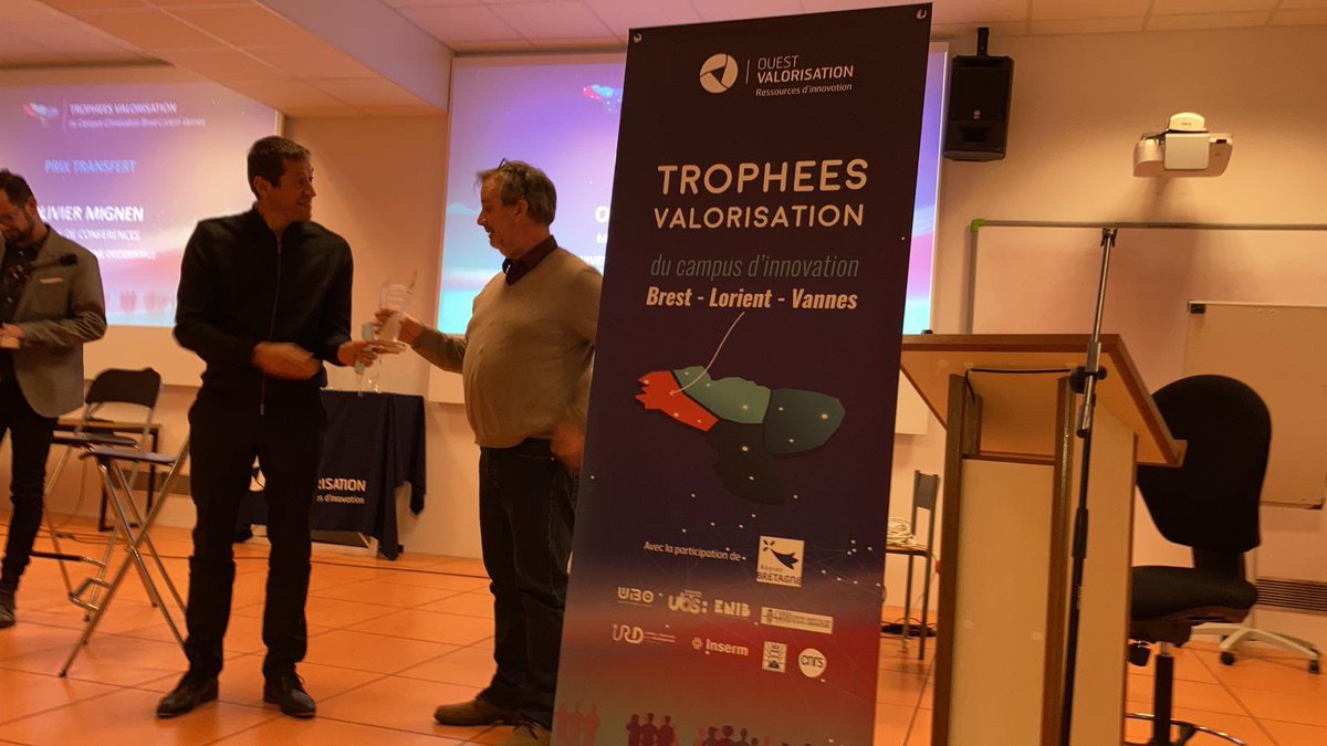 OuestValo's tweet photo. [Live] Trophées Valorisation du Campus d’innovation Brest-Lorient-Vannes 🏆

Prix Transfert, remis a l’équipe de recherche de Olivier Mignen @UBO_UnivBrest , par @bdistinguin @GoCapital_FR  👏🏻👏🏻

@ReseauSATT #Kalsiom https://t.co/0zVFfVhtyy