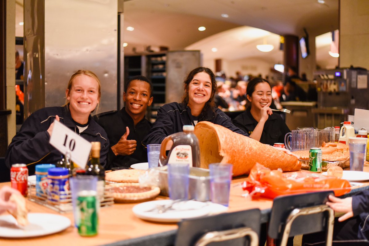 NavalAcademy's tweet photo. #ThanksgivingDinner for 4,440 midshipmen? No problem!

Turkey = 3414.65 LBS ✔️
Ham = 1450 LBS ✔️
Green Beans = 400 LBS ✔️
Mashed Potatoes = 525 LBS ✔️
Mac &amp; Cheese = 1900 LBS ✔️
Dressing = 433.23 LBS ✔️
Hawaiian Rolls = 630 LBS ✔️

#GoNavy #HappyThanksgiving https://t.co/VTdCzwUMI3