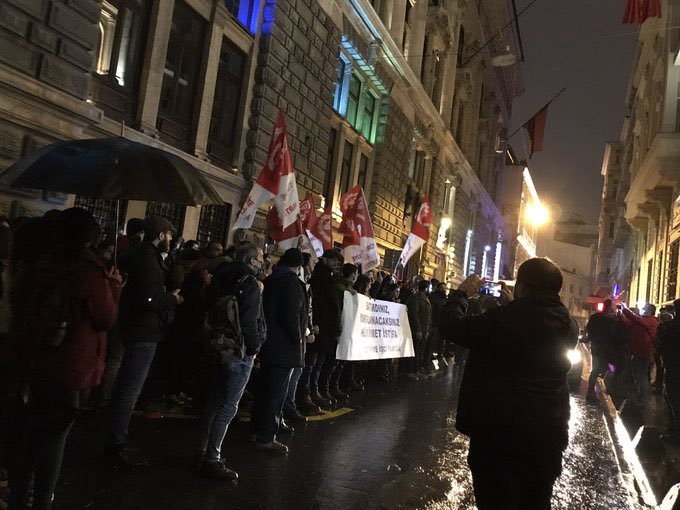 bpthaber's tweet photo. Doların hızla yükselerek 13 TL'yi geçmesinin ardından İstanbul ve Ankara'da yurttaşlar sokağa çıkıyor! https://t.co/bygKOkVJ1k