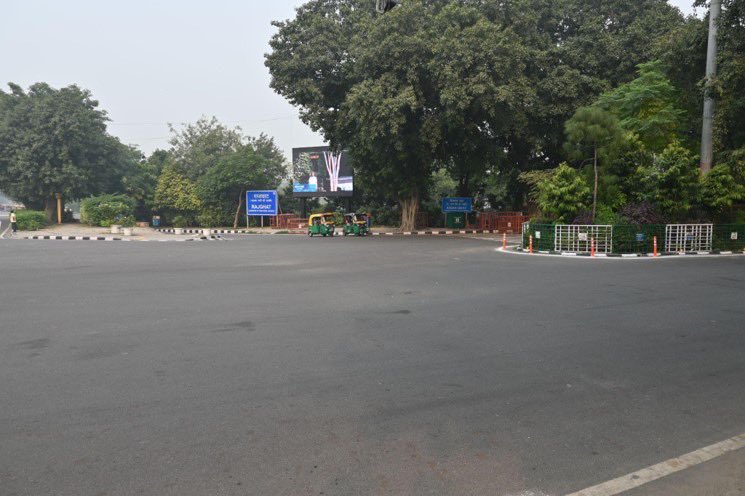 piyushtewarii's tweet photo. Today @savelifeindia and @TransportDelhi u/ leadership of Sh @kgahlot launched a tactical redesign of the intersection at iconic Rajghat to make it safe for pedestrians. Supported by @AjaiChowdhry & @DDC_Delhi the project is part of SLF’s #zerofatalitycorridor initiative in Delhi https://t.co/BADCQf97kv