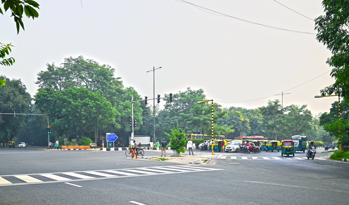 piyushtewarii's tweet photo. Today @savelifeindia and @TransportDelhi u/ leadership of Sh @kgahlot launched a tactical redesign of the intersection at iconic Rajghat to make it safe for pedestrians. Supported by @AjaiChowdhry & @DDC_Delhi the project is part of SLF’s #zerofatalitycorridor initiative in Delhi https://t.co/BADCQf97kv