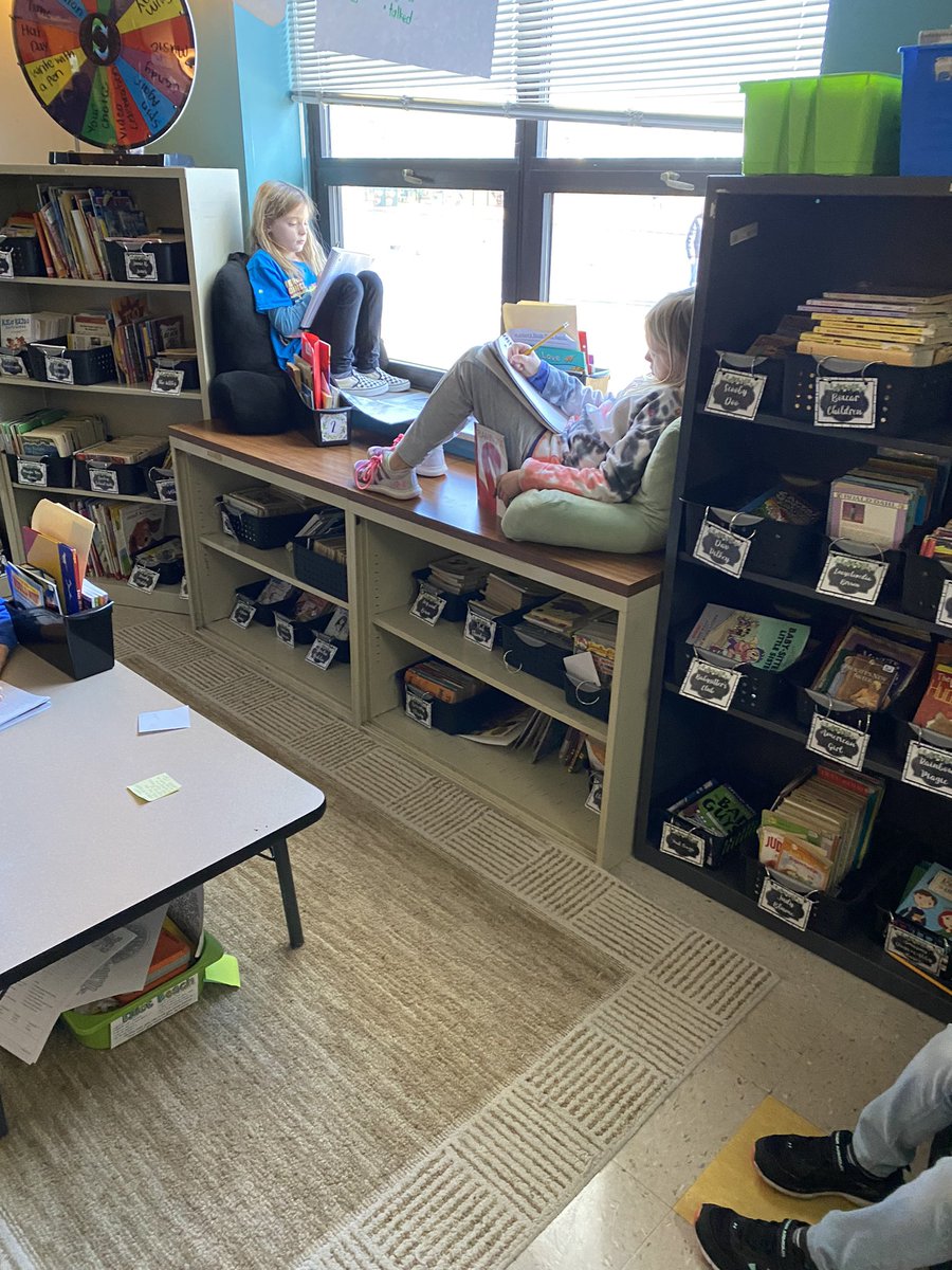 MissR_Duello's tweet photo. Got to go back to my roots today and teach third graders during my favorite subject… reading!! These readers in @mrsb_DUE class were learning how to use pop-out sentences to create a main idea 🤩 https://t.co/lN0nbLrb1b