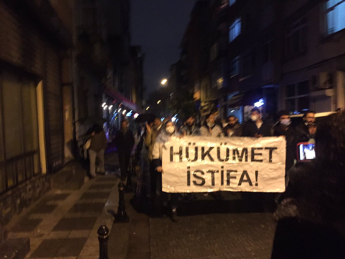 solpartistanbul's tweet photo. Soygun düzeninize karşı sokaktayız!

Yönetemiyorsunuz Artık Yeter!

#Hükümetistifa https://t.co/IQUbnpORd1
