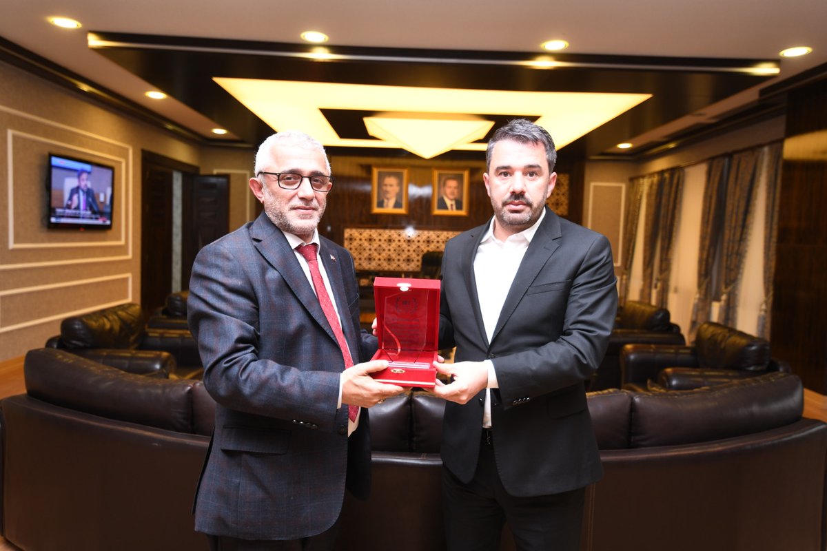 BDYD Genel Başkanı Başkanı Sinan Balkaya, Pursaklar Belediye Başkanı Ertuğrul Çetin'i ziyaret ederek, "Türkiye-Bosna Hersek Kültür Buluşması"na katkıları için plaket takdim etti. 

<a href="/pursaklarbld/">Pursaklar Belediyesi</a> <a href="/Ertugrulcetin06/">Ertuğrul ÇETİN🇹🇷</a> <a href="/SinanBalkaya69/">Sinan Balkaya 🇹🇷</a> 

#Ankara #Pursaklar 🇹🇷