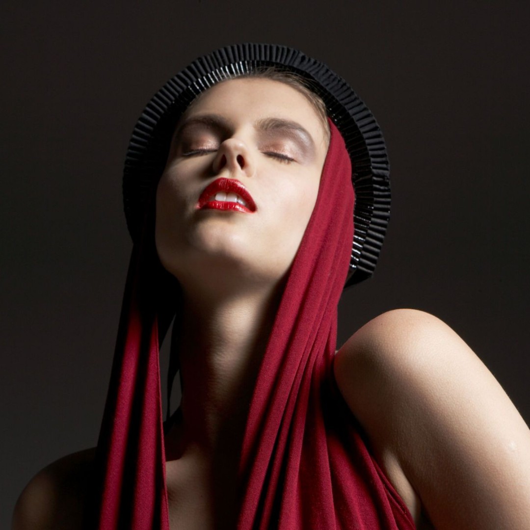 jamesmoritz's tweet image. Hues of red contrast this simple background perfectly to create a stunning photograph. 

Atfluence #cryptocouture #fashion #highfashion #editorial  #fallstyle #fallfashion