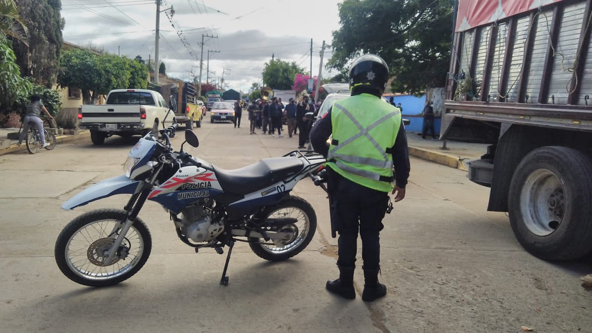 POLICIA_OCOTLAN's tweet photo. @POLICIA_OCOTLAN proporciona seguridad vial, a cortejo fúnebre para una mejor movilidad.
@GobMpal_Ocotlan 
@DiscipuloMD 
@polux100 
@SESESP_GobOax 
@GobOax 
@Policia_GobOax 
@PolVial_GobOax https://t.co/LAERM0XAWq